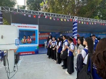 Nâng Tầm Sự Kiện: Tại Sao Máy Gắp Thú & Photobooth Là "Nam Châm" Thu Hút Khách?